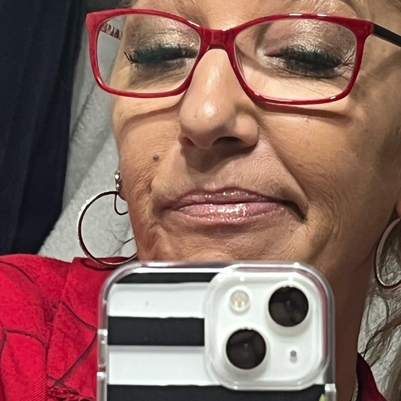 Meet your Posher, Melissa 💜 - Picture 11 of 15